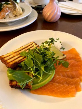 avokado, somon ve peynir. 