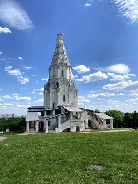 Igreja Ascensão Senhor Kolomenskoye Contra Céu Azul Igreja Considerada Primeira — Fotografia de Stock