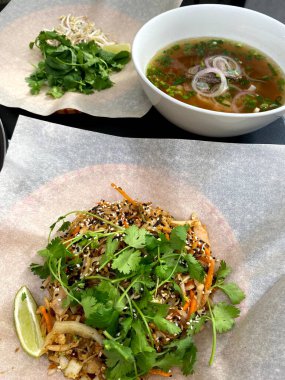 Pho Bo - Vietnam çorbası. Vietnam 'ın ulusal yemeği. Üst görünüm