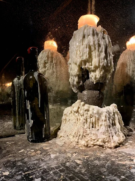 Siyah şişedeki bir mum. Eski siyah şişede yanan mum.