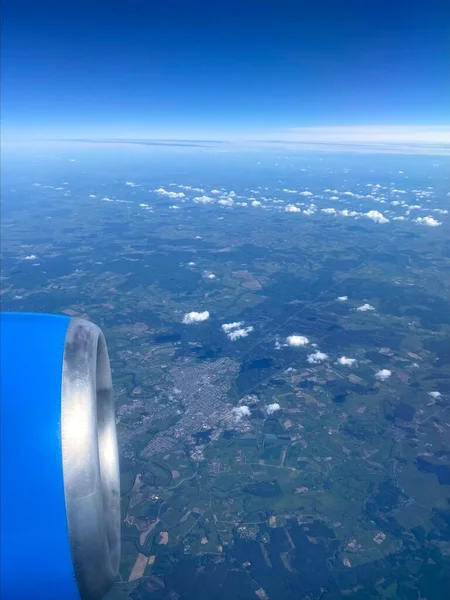 Bulutlarda Uçarken Bulutlarda Uçarken Bulutların Arasında Uçuyor Uçakta Mavi Bulut — Stok fotoğraf
