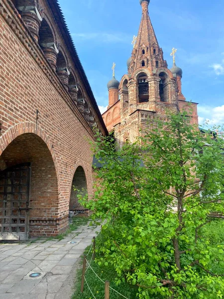 Krutitsy Ataerkil Metochion. Krutitsky Patrikhanesi 'nin topraklarında antik ahşap binalarla dolu güzel bir manzara.