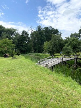 Bir köy evi manzarası ve Kalininingrad bölgesindeki Zheleznodorozhny köyünün nehir kıyısında eski bir değirmen..