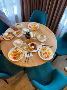 Masada kahvaltı olarak servis edilen farklı yemek çeşitleri.