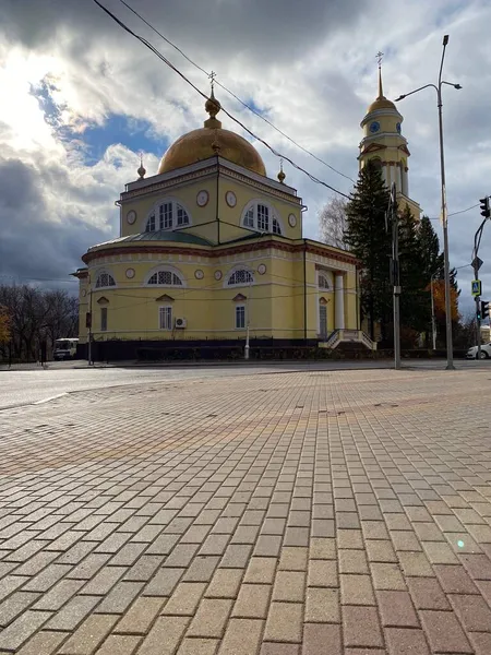 Lipetsk, Rusya. Şehrin merkezi sokaklarından birinde İsa 'nın Doğumu Katedrali' nin manzarası. 
