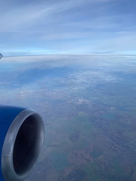 Pencereden Dışarı Bakıyorum Uçan Bir Uçağın Içinden Görüntüle — Stok fotoğraf