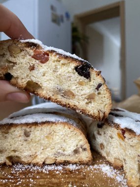 Noel pastası. Çikolata parçacıkları, üzerine pudra şekeri serpilmiş. Geleneksel Alman Festivali Pişirme.