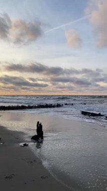 Günbatımında Zelenogradsk, Kaliningrad bölgesindeki kış Baltık Denizi 'nin kıyıları. Güzel gökyüzü ve bulutlar.