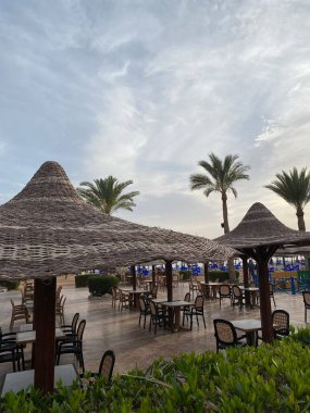 Eski şehir, Mısır, Mart 2022: Naama Körfezi, Sharm El Sheikh, Mısır. Mısırlı otel ve mavi gökyüzü ile spa manzarası