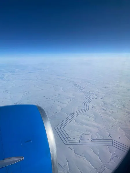 하늘을 비행기 공항으로 비행기의 창문에서 비행기에서 지상에 — 스톡 사진