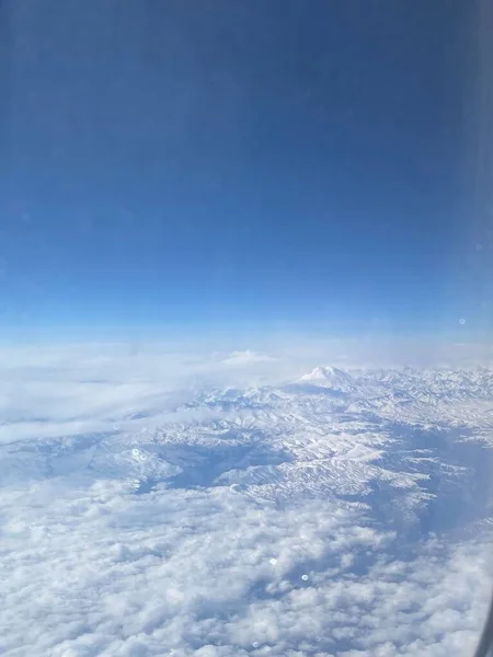 Flygfoto Över Snötäckta Berg Flygplansvingen Ovanför Jorden Bilder Från Fönstren — Stockfoto