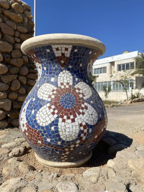 Eski şehir, Mısır, Mart 2022: Naama Körfezi, Sharm El Sheikh, Mısır. Arkaplanda büyük seramik kap