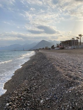 Antalya 'daki Konyaalti plajı, Türkiye. Antalya, Türkiye 'nin Türk Rivierası üzerindeki en büyük uluslararası deniz tatil beldesi.