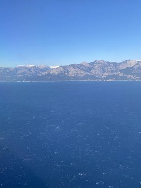Türkiye 'nin en popüler tatil beldelerinden biri olan Antalya' nın deniz kıyısından dağların manzarası görülüyor. Deniz kıyısı uçak manzaralı. Türkiye