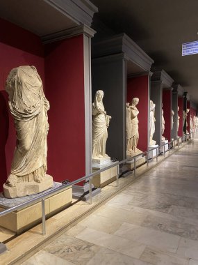 Antalya Arkeoloji Müzesi Türkiye 'nin Antalya ilindeki en büyük müzelerinden biridir. Antika heykeller.