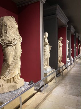 Antalya Arkeoloji Müzesi Türkiye 'nin Antalya ilindeki en büyük müzelerinden biridir. Antika heykeller.