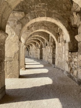 Aspendos veya Aspendus, Antalya 'nın antik bir Greko-Roma kenti. Roma su kemeri. Türkiye 'nin Aspendos antik kentinde amfitiyatro