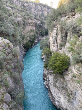Tazi Kanyonu 'ndan etkileyici bir manzara. Antalya 'nın Manavgat kentindeki Koprulu Kanyonu' ndan inanılmaz nehir manzarası. Koprucay. Büyük vadi ve uçurum. 