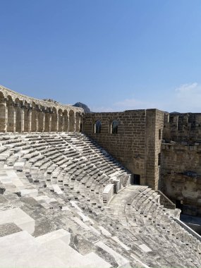 Aspendos veya Aspendus, Antalya 'nın antik bir Greko-Roma kenti. Roma su kemeri. Türkiye 'nin Aspendos antik kentinde amfitiyatro