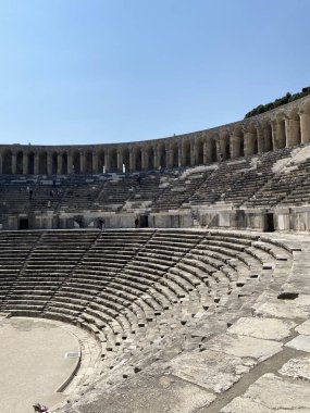 Aspendos veya Aspendus, Antalya 'nın antik bir Greko-Roma kenti. Roma su kemeri. Türkiye 'nin Aspendos antik kentinde amfitiyatro
