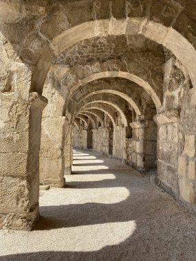 Aspendos veya Aspendus, Antalya 'nın antik bir Greko-Roma kenti. Roma su kemeri. Türkiye 'nin Aspendos antik kentinde amfitiyatro