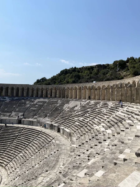 Aspendos veya Aspendus, Antalya 'nın antik bir Greko-Roma kenti. Roma su kemeri. Türkiye 'nin Aspendos antik kentinde amfitiyatro