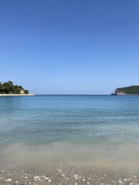 Sahilde deniz ve dağlar. Kemer, Antalya, Türkiye. Türkiye 'deki en iyi tatil kavramı. Boş sahilden kayalara ve ufka bak. Akdeniz.