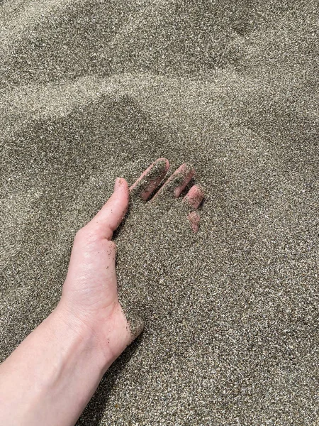 Weibliche Hände Halten Schwarzen Sand Sandexplosion Mit Der Hand — Stockfoto