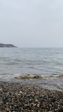 Türkiye 'deki Antalya Körfezi' nin deniz yüzeyinde ve ufukta dağ manzarası