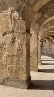 Aspendos veya Aspendus, Antalya 'nın antik bir Greko-Roma kenti. Roma su kemeri. Türkiye 'nin Aspendos antik kentinde amfitiyatro