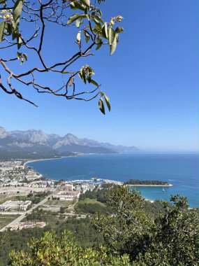 Türkiye 'nin Kemer kentinin panoramik manzarası. Yükseklerden Akdeniz kıyısındaki çam ağaçlarına bak. Türkiye 'nin Kemer kentindeki Chalysh Dağı
