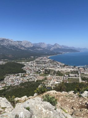 Türkiye 'nin Kemer kentinin panoramik manzarası. Yükseklerden Akdeniz kıyısındaki çam ağaçlarına bak. Türkiye 'nin Kemer kentindeki Chalysh Dağı