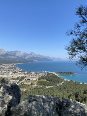 Türkiye 'nin Kemer kentinin panoramik manzarası. Yükseklerden Akdeniz kıyısındaki çam ağaçlarına bak. Türkiye 'nin Kemer kentindeki Chalysh Dağı
