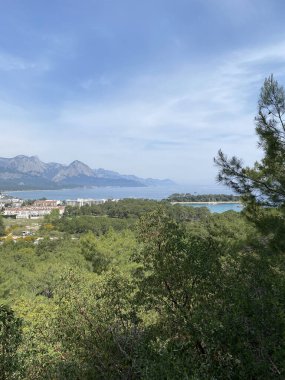 Türkiye 'nin Kemer kentinin panoramik manzarası. Yükseklerden Akdeniz kıyısındaki çam ağaçlarına bak. Türkiye 'nin Kemer kentindeki Chalysh Dağı