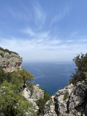 Türkiye 'nin Kemer kentinin panoramik manzarası. Yükseklerden Akdeniz kıyısındaki çam ağaçlarına bak. Türkiye 'nin Kemer kentindeki Chalysh Dağı