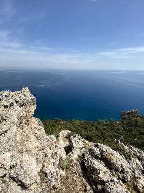 Türkiye 'nin Kemer kentinin panoramik manzarası. Yükseklerden Akdeniz kıyısındaki çam ağaçlarına bak. Türkiye 'nin Kemer kentindeki Chalysh Dağı