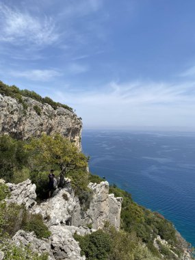 Türkiye 'nin Kemer kentinin panoramik manzarası. Yükseklerden Akdeniz kıyısındaki çam ağaçlarına bak. Türkiye 'nin Kemer kentindeki Chalysh Dağı