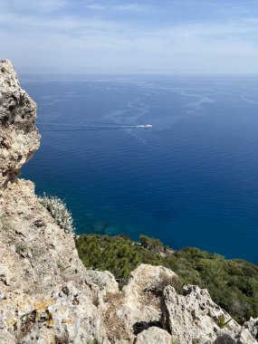 Türkiye 'nin Kemer kentinin panoramik manzarası. Yükseklerden Akdeniz kıyısındaki çam ağaçlarına bak. Türkiye 'nin Kemer kentindeki Chalysh Dağı