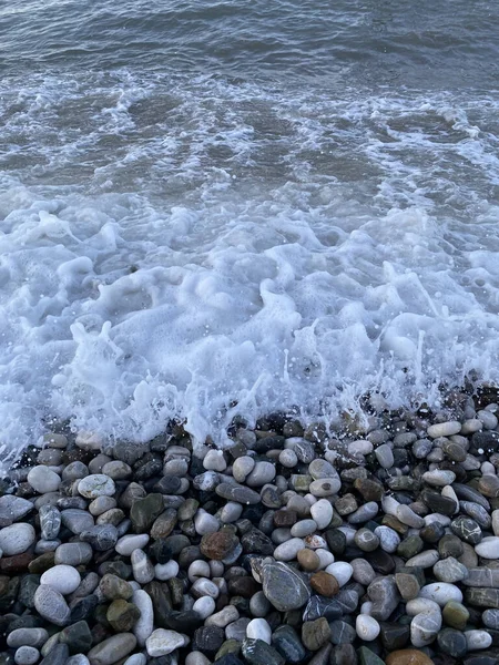 Kiezelstenen Aan Kust Zee Achtergrond Een Zeegolf Wast Een Kiezelstrand — Stockfoto