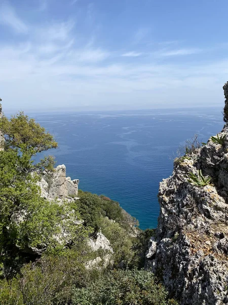 Türkiye 'nin Kemer kentinin panoramik manzarası. Yükseklerden Akdeniz kıyısındaki çam ağaçlarına bak. Türkiye 'nin Kemer kentindeki Chalysh Dağı
