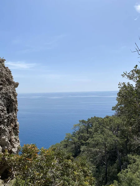 Türkiye 'nin Kemer kentinin panoramik manzarası. Yükseklerden Akdeniz kıyısındaki çam ağaçlarına bak. Türkiye 'nin Kemer kentindeki Chalysh Dağı