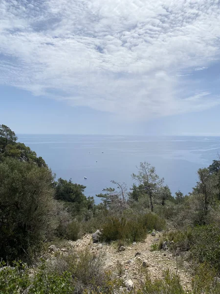 Türkiye 'nin Kemer kentinin panoramik manzarası. Yükseklerden Akdeniz kıyısındaki çam ağaçlarına bak. Türkiye 'nin Kemer kentindeki Chalysh Dağı