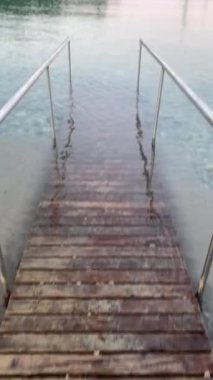 Çarpıcı görünümü lüks yatların gün batımına karşı iskelede. Yat ve tekne marinada demirli.