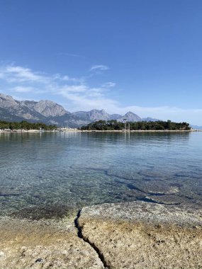 Akdeniz kıyıları Kemer, Antalya ilinin sahil beldesi ve ilçesi Akdeniz kıyısında Türkiye kıyıları