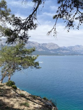 Türkiye 'nin Kemer kentinin panoramik manzarası. Yükseklerden Akdeniz kıyısındaki çam ağaçlarına bak. Türkiye 'nin Kemer kentindeki Chalysh Dağı