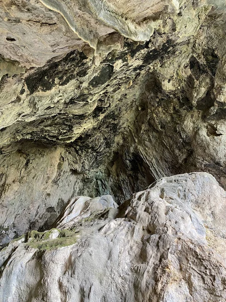 Petite Grotte Crevasse Roche Dans Les Montagnes Grotte Touristique Avec — Photo