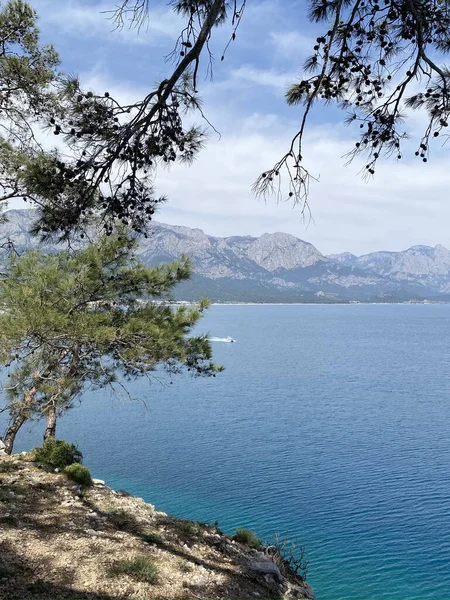 Türkiye 'nin Kemer kentinin panoramik manzarası. Yükseklerden Akdeniz kıyısındaki çam ağaçlarına bak. Türkiye 'nin Kemer kentindeki Chalysh Dağı