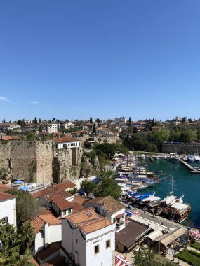 Antalya 'nın Kaleici ilçesi. Eski şehrin sokakları Kaleici. Eski Antalya kasabası turistler arasında popüler bir yerdir.