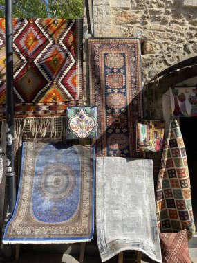 Antalya, Türkiye: Eski şatonun içindeki yıkılmış bir binanın duvarına fantastik Türk halıları asıldı.