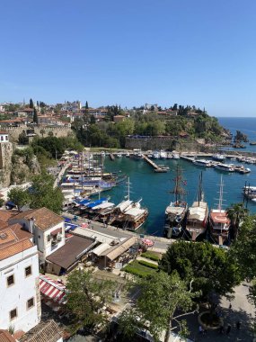 Antalya 'daki eski liman ve güneşli bir yaz gününde gemileri ve tekneleri olan liman, Türkiye.